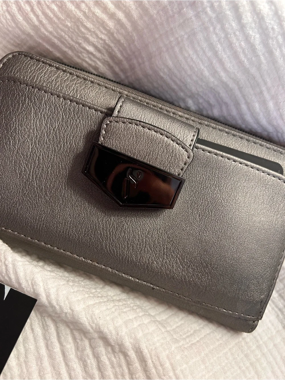 NWT!  Simply Vera wallet